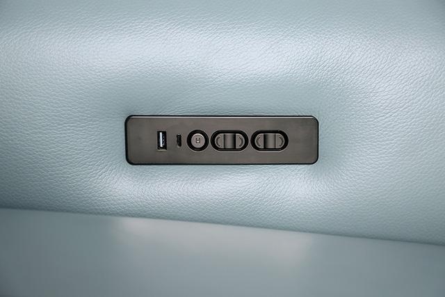 Phineas Power Loveseat - Image 9